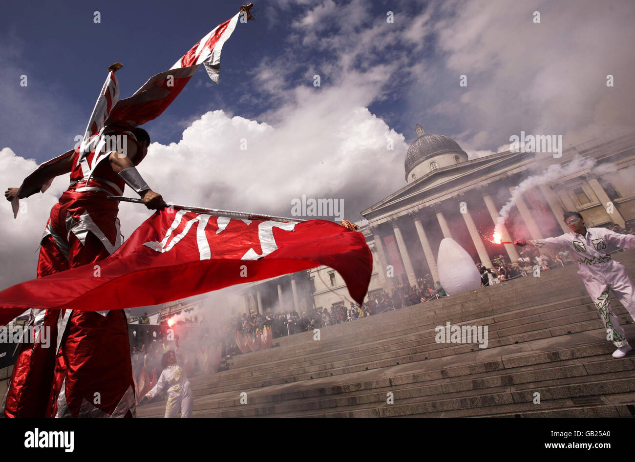 Le compte à rebours vers Londres devient la ville hôte des Jeux olympiques alors qu'une troupe de danse chinoise se produit à Trafalgar Sqaure, dans le centre de Londres, à la veille des Jeux Olympiques de Beijing en Chine, dans le cadre du festival Trafalgar Square. Banque D'Images