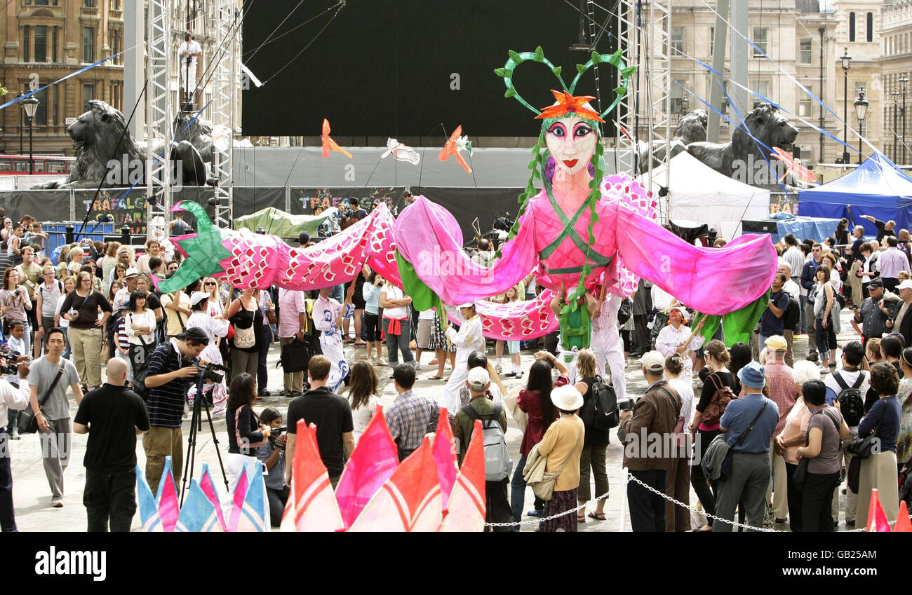 Le compte à rebours vers Londres devient la ville hôte des Jeux olympiques alors qu'une troupe de danse chinoise se produit à Trafalgar Sqaure, dans le centre de Londres, à la veille des Jeux Olympiques de Beijing en Chine, dans le cadre du festival Trafalgar Square. Banque D'Images