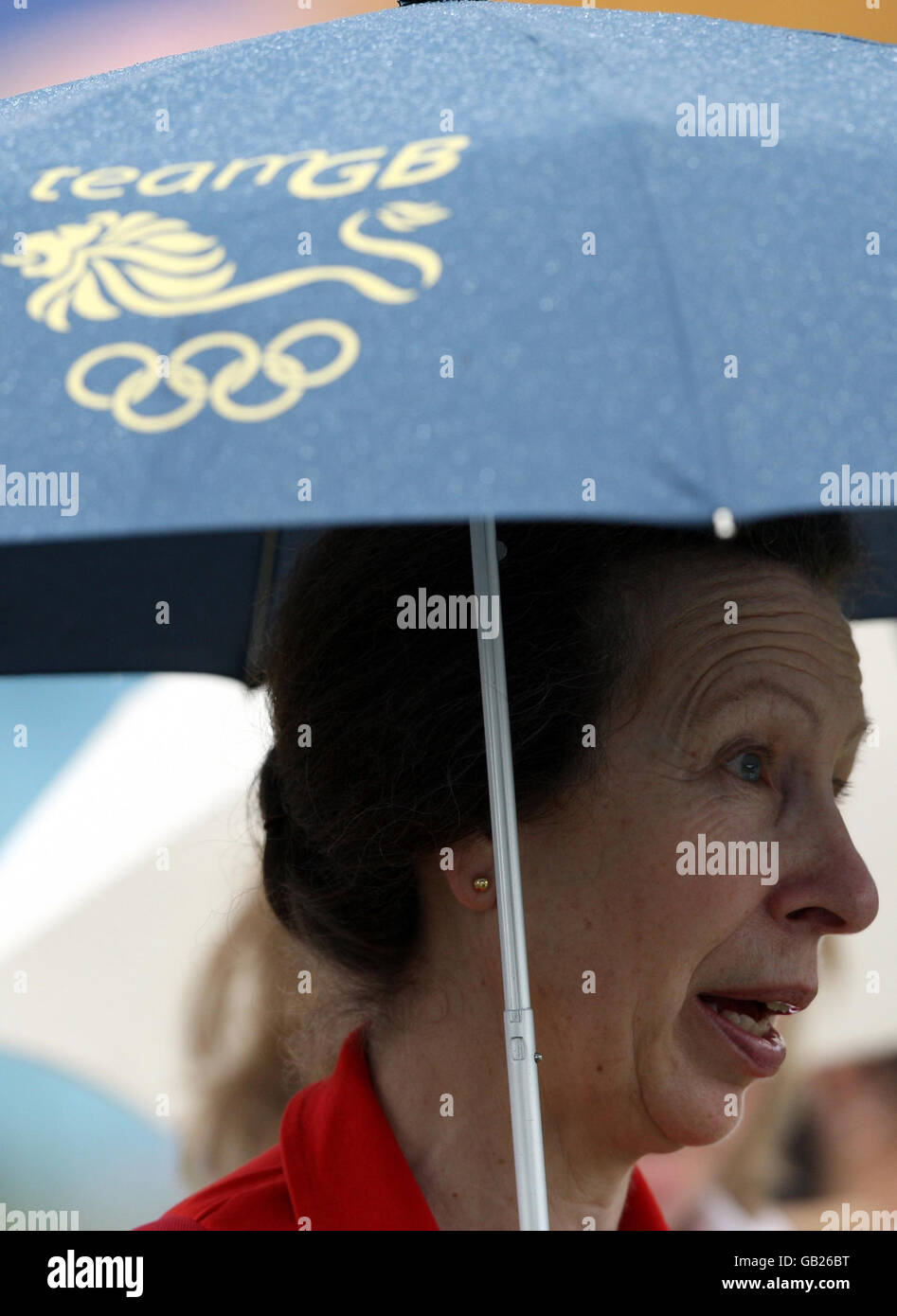 La princesse royale se protège de la pluie pendant la section transversale du concours de trois jours qui s'est tenu au centre équestre de Shatin, à Hong Kong, pendant les Jeux Olympiques de Beijing en 2008. Banque D'Images