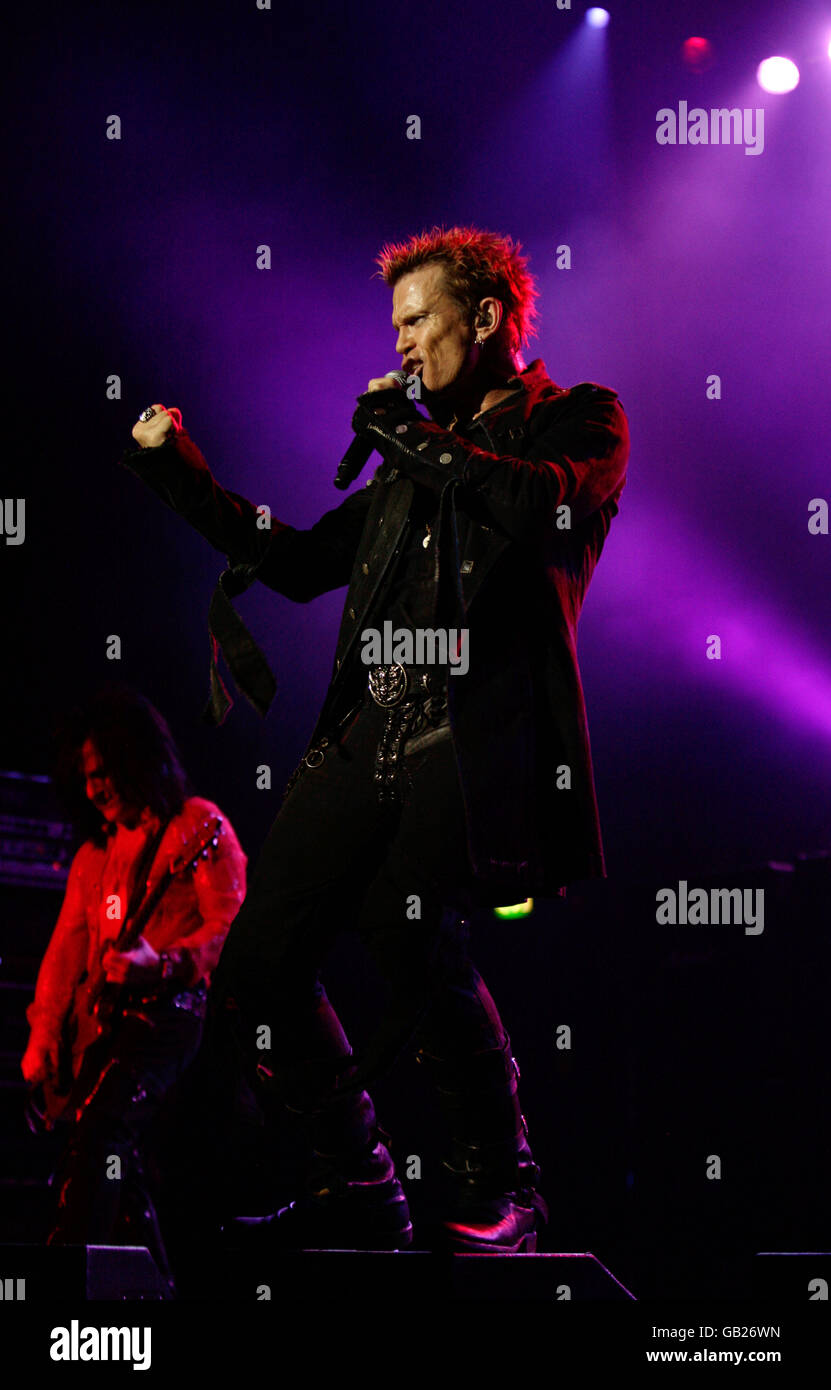 Billy Idol se présente sur scène à la Carling Academy Brixton, dans le sud de Londres. Banque D'Images