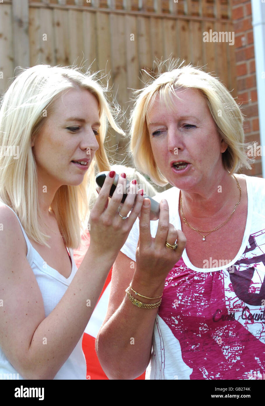 Rebecca Adlington parle à sa mère, Kay, et sa sœur, Chloe, à leur domicile  à Mansfield, Notts, sur un téléphone mobile de Beijing, en Chine, après  qu'elle a pris l'or aux Jeux