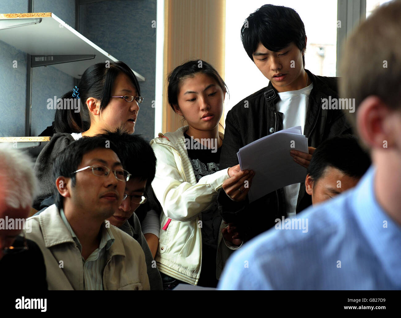 Les membres de la communauté chinoise de Newcastle écoutent une conférence de presse avec le surintendant détective Steve Wade sur le décès des étudiants chinois Xi Zhou et son petit ami Zhen Xing Yang, tous deux 25. Banque D'Images