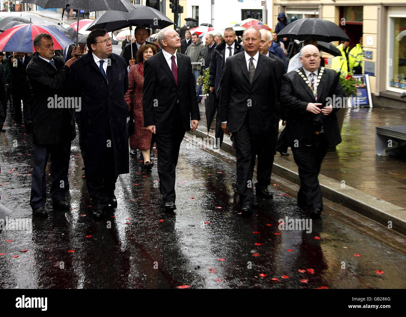 Irish Taoiseach Brian Cowen (à gauche), le vice-premier ministre de l'Irlande du Nord, Martin McGuinness (au centre) et le secrétaire d'État pour l'Irlande du Nord, Shaun Woodward MP (à droite), visitent le site de la bombe Omagh de 1998. Banque D'Images