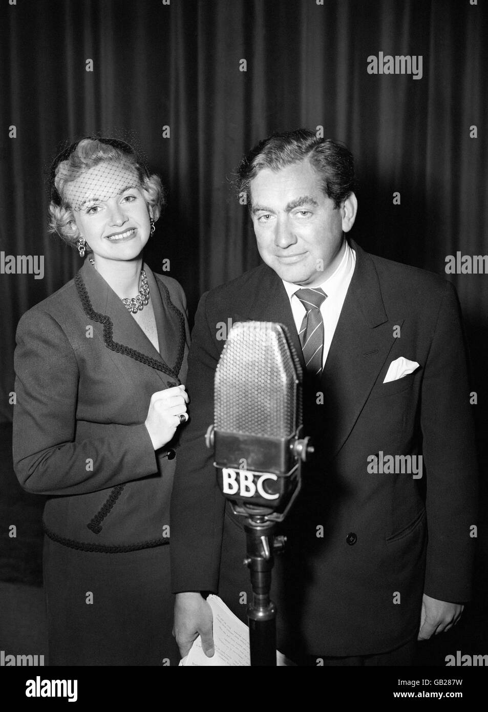 Moira Lister et Tony Hancock travaillent avec des sourires et répètent ensemble pour la nouvelle émission de radio « Hancock's Half Hour ». Banque D'Images