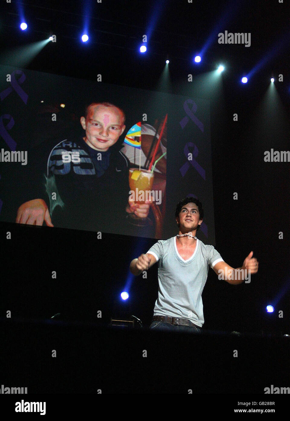 Richard Fleeshman sur scène au concert des Liverpool Unites à Liverpool Echo Arena, Liverpool, marquant l'anniversaire du meurtre de Rhys Jones, 11 ans, qui a été tué par balle alors qu'il rentrait d'une sesion d'entraînement de football à Croxteth en août 2007. Banque D'Images