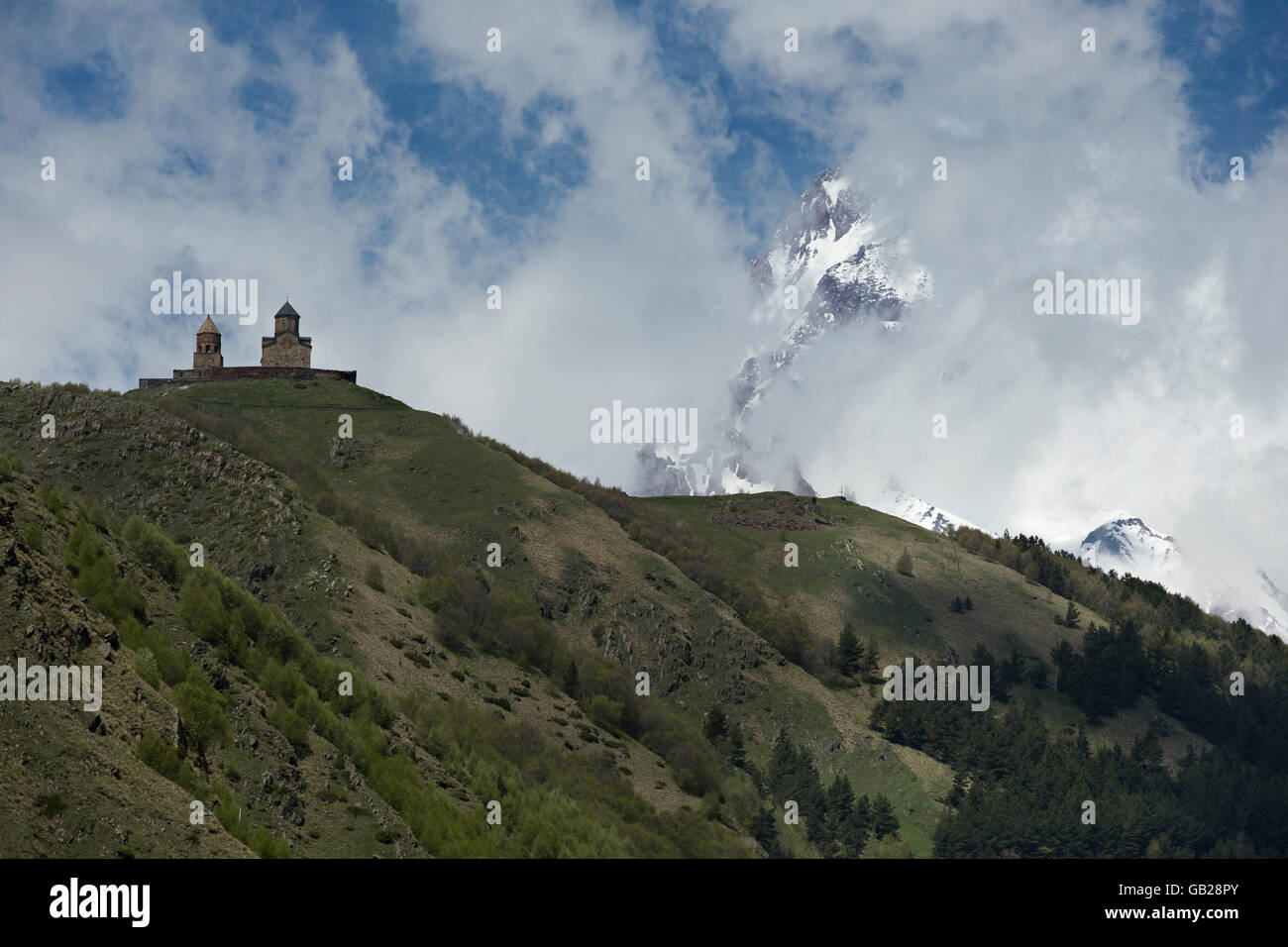 14e siècle l'église Holy Trinity (Tsminda Sameba) près du Mont Kazbek en Géorgie Banque D'Images