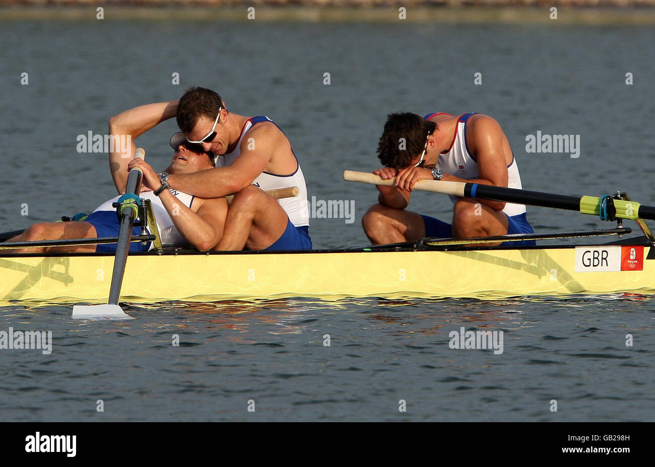 Les rameurs de la Grande-Bretagne (de gauche à droite) Pete Reed, Steve Williams et Tom James réagissent après avoir remporté l'or dans les fours sans coxin des hommes au parc olympique de fauchage-canoë de Shunyi pendant les Jeux Olympiques de Beijing en 2008, en Chine. Banque D'Images