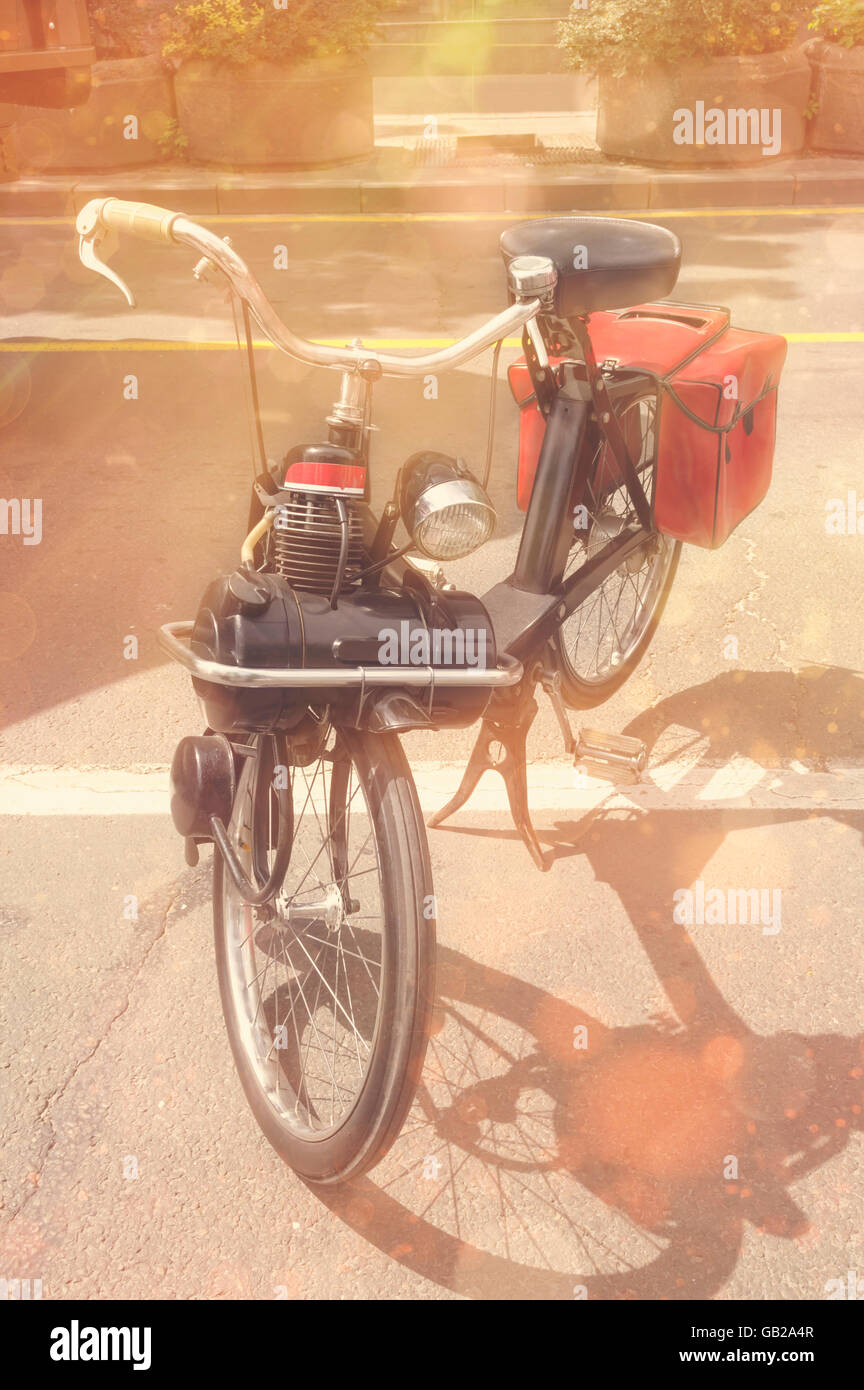 Vintage bicycle dans la rue avec des feux de bokeh. Banque D'Images