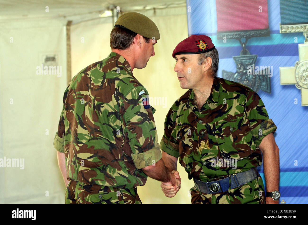 Le capitaine Jonathan Palmer des gardes d'Irlande reçoit des félicitations du général Lt Graeme Lamb pour son prix d'un MBE pour ses services en Irak à la caserne Victoria de Windsor, Berkshire. Banque D'Images