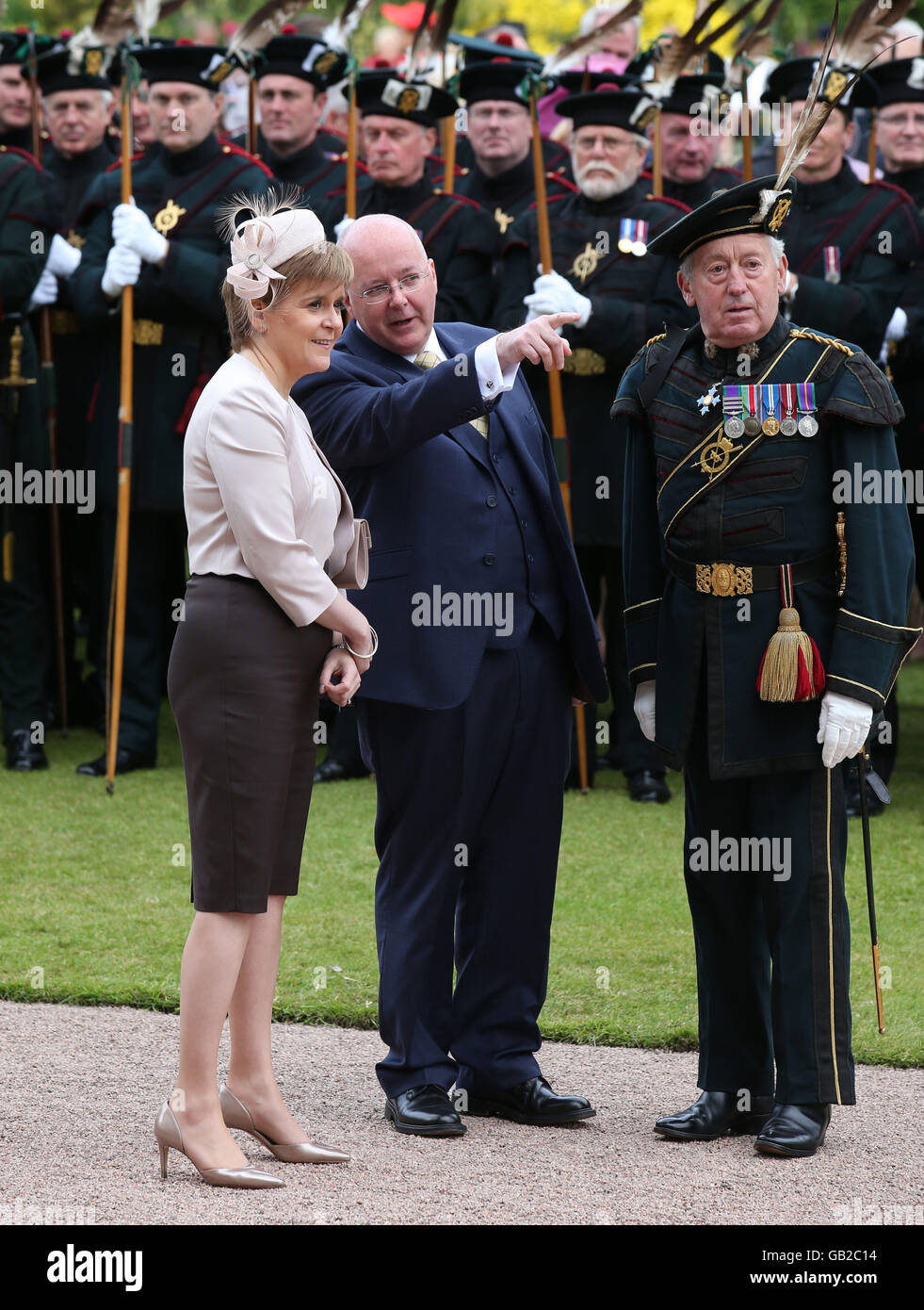 Premier Ministre de l'Ecosse Nicola Sturgeon avec son mari Peter Murrell comme ils assistent à une garden party au palais de Holyroodhouse à Edimbourg. Banque D'Images