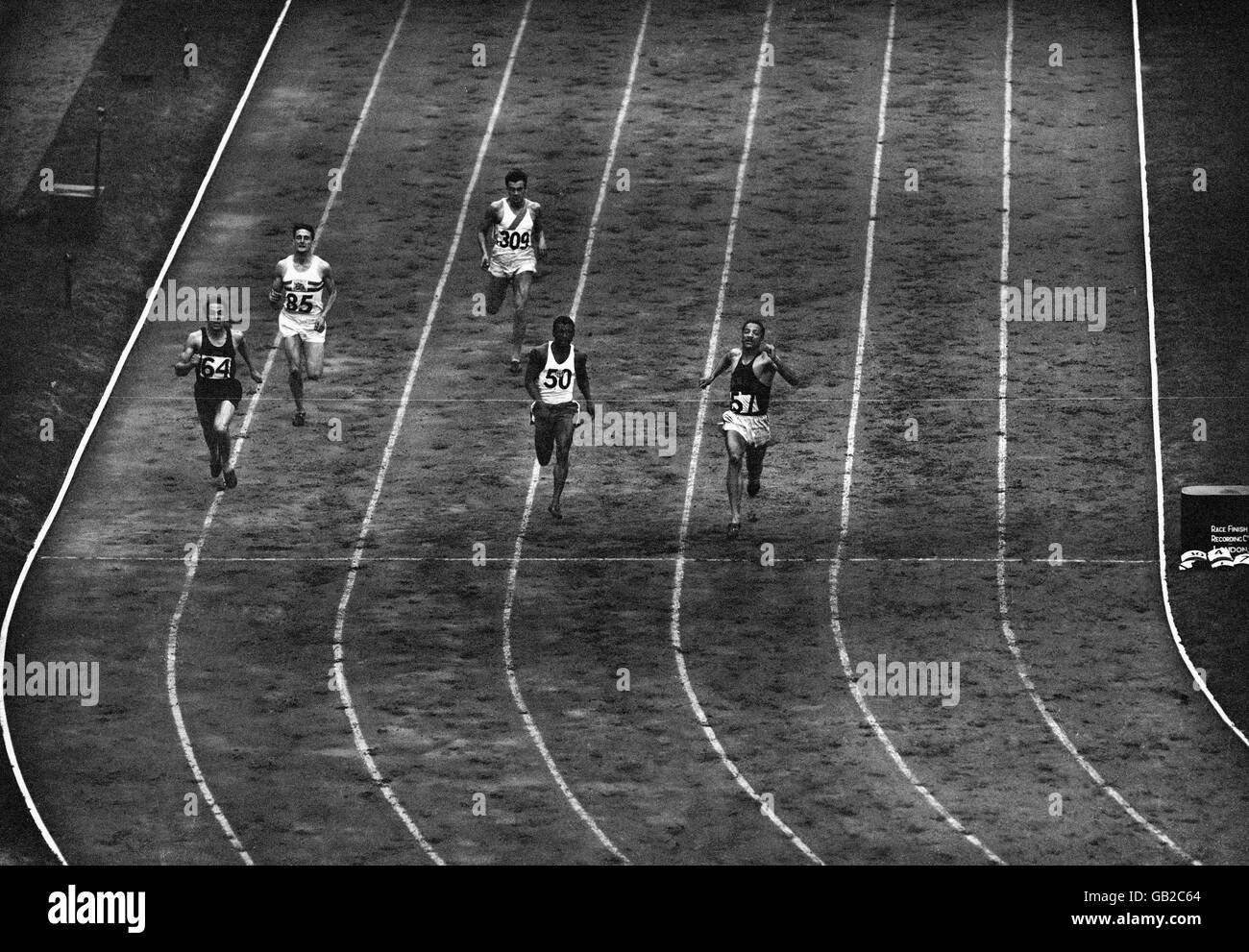 Chauffer 3 du deuxième tour du 200m masculin. John Fairgrieve, en Grande-Bretagne, peut être vu deuxième à gauche (85), il a terminé quatrième et ne s'est pas qualifié pour les demi-finales. Banque D'Images