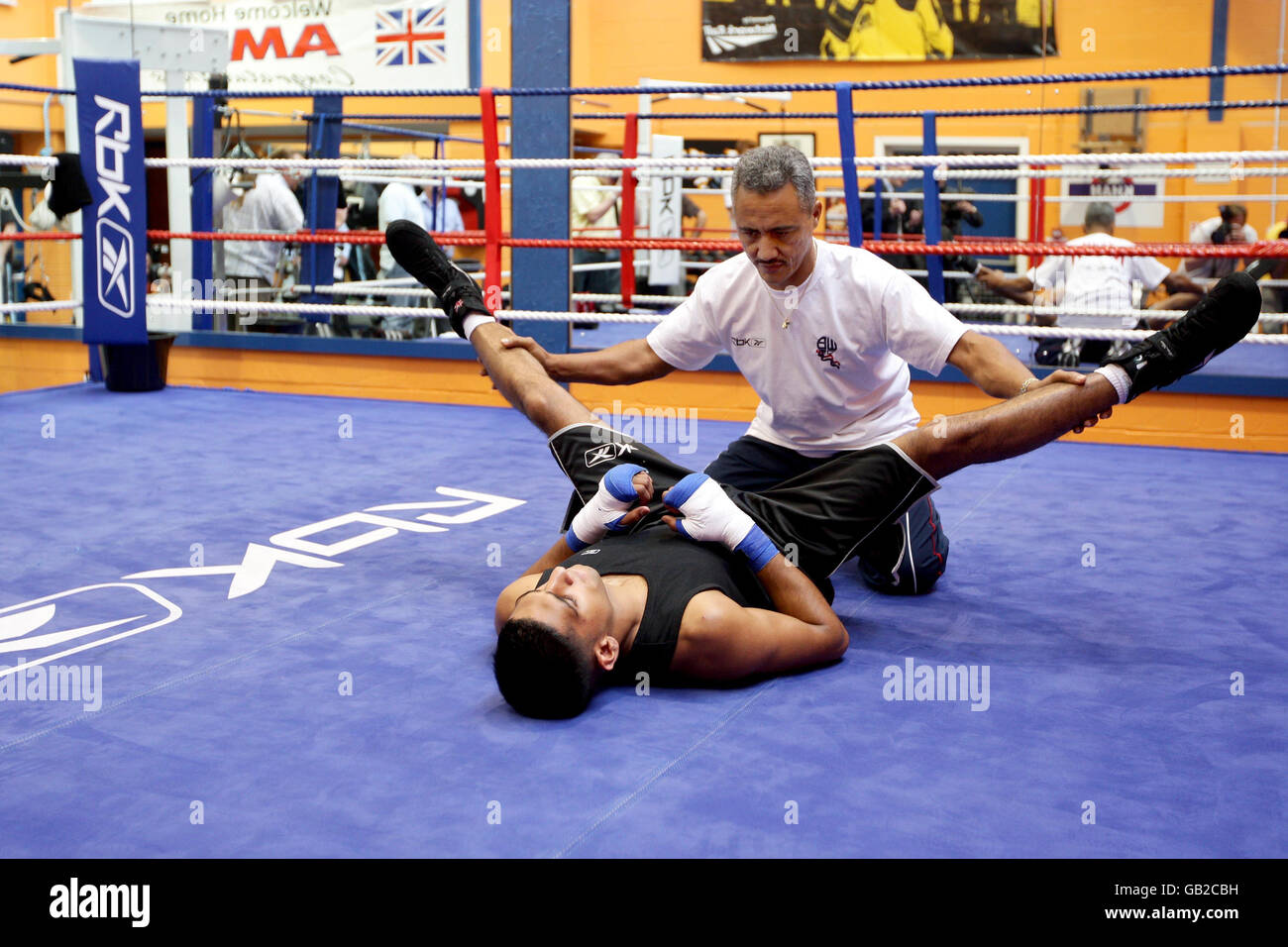 Amir Khan avec son nouvel entraîneur Jorge Rubio lors d'un exercice de médias au Khan Boxe Gym à Bolton. Banque D'Images Amir Khan avec son nouvel entraîneur Jorge Rubio lors d'un exercice de médias au Khan Boxe Gym à Bolton. Banque D'Images