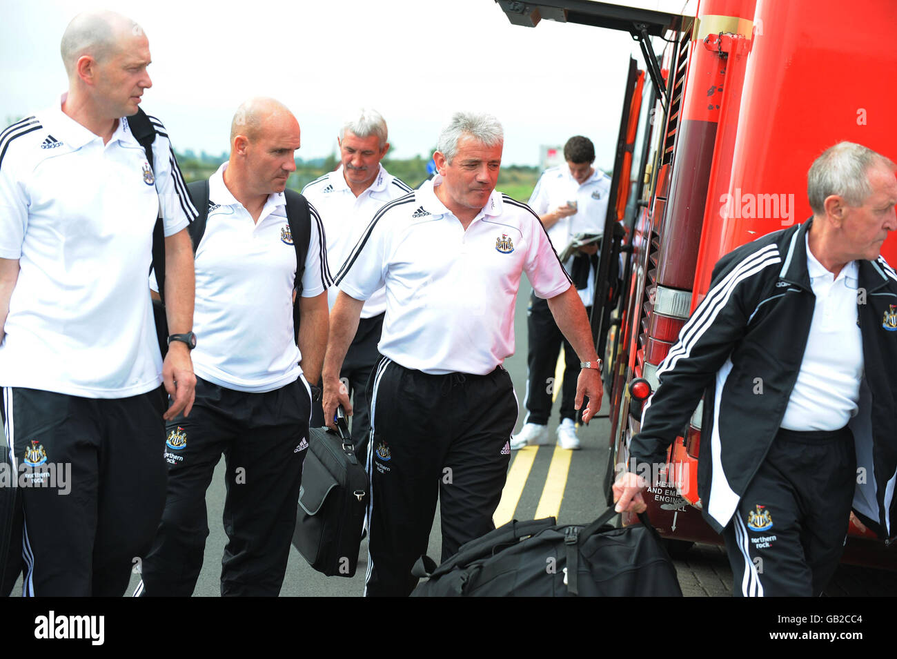 Kevin Keegan, directeur de Newcastle United, et Terry McDermott, directeur adjoint, descendez de leur bus à l'aéroport de Newcastle pour embarquer dans leur avion pour Majorque. Banque D'Images