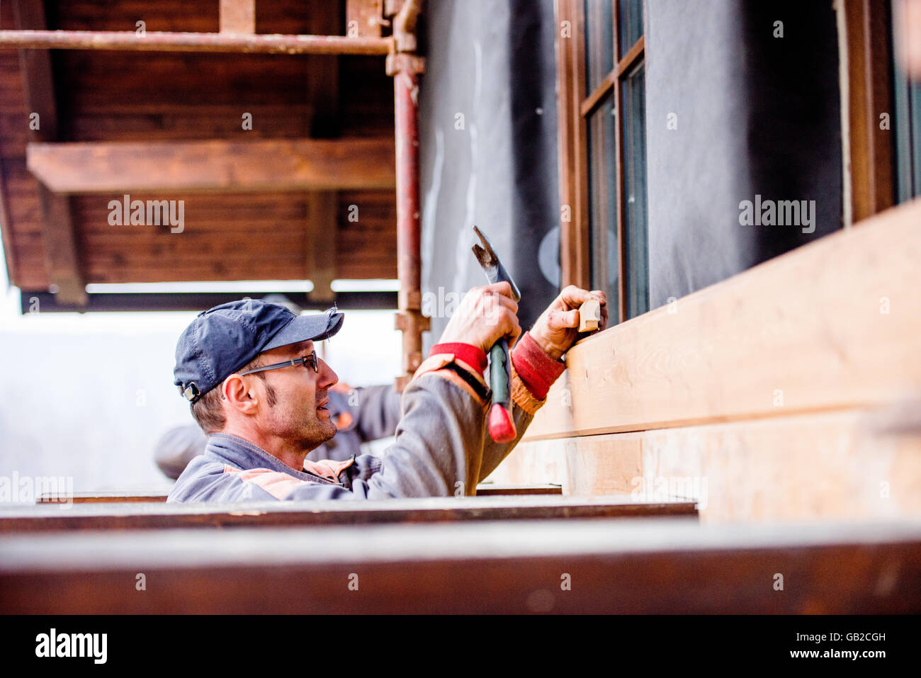 Travailleur de la construction, maison Isolant thermique en bois faire fac Banque D'Images