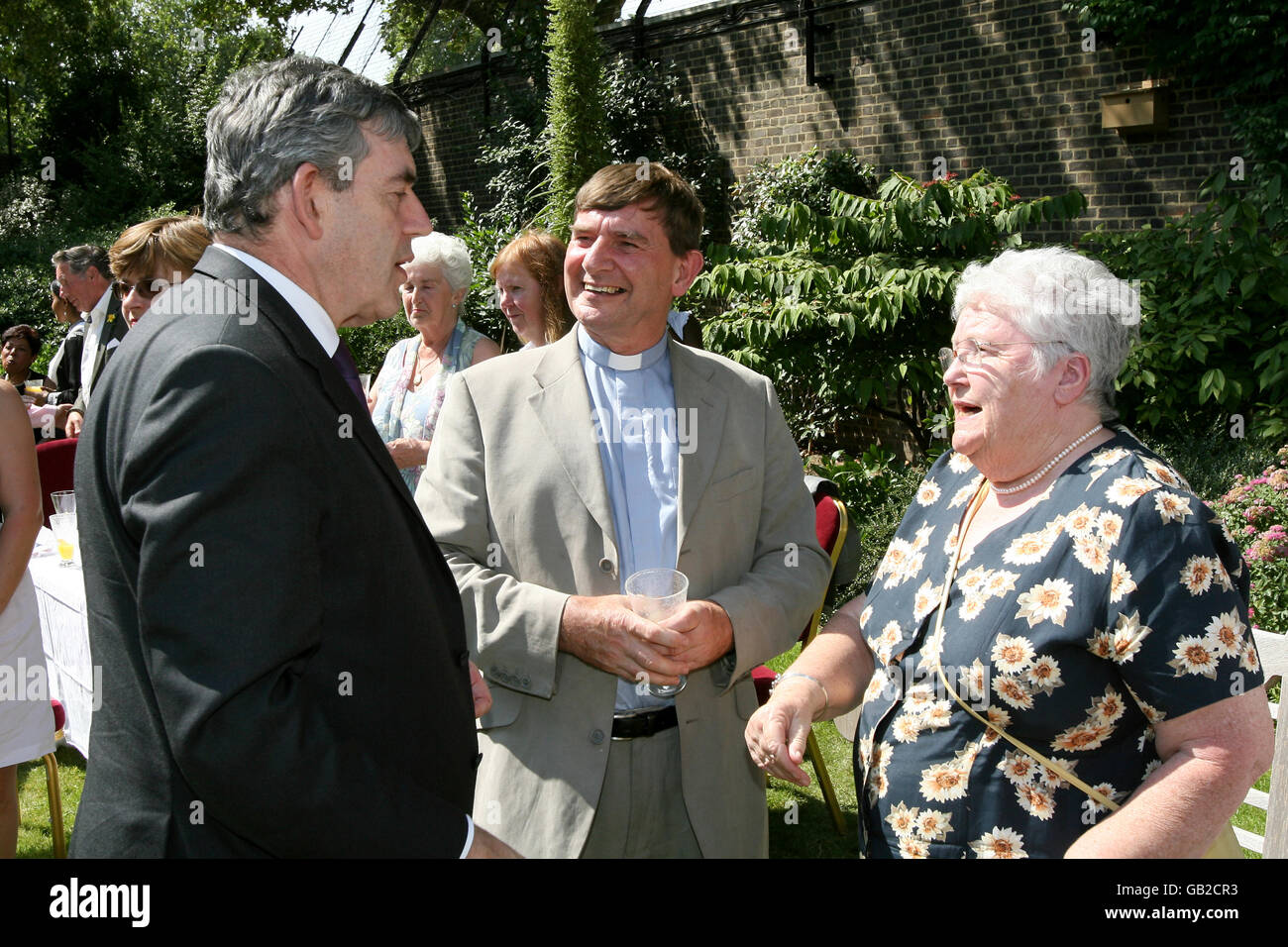 Le Rév Allen Walker (au centre) rencontre le Premier ministre Gordon Brown (l) lors d'un événement dans le jardin au 10 Downing Street à Londres avec des « héros locaux ». Banque D'Images