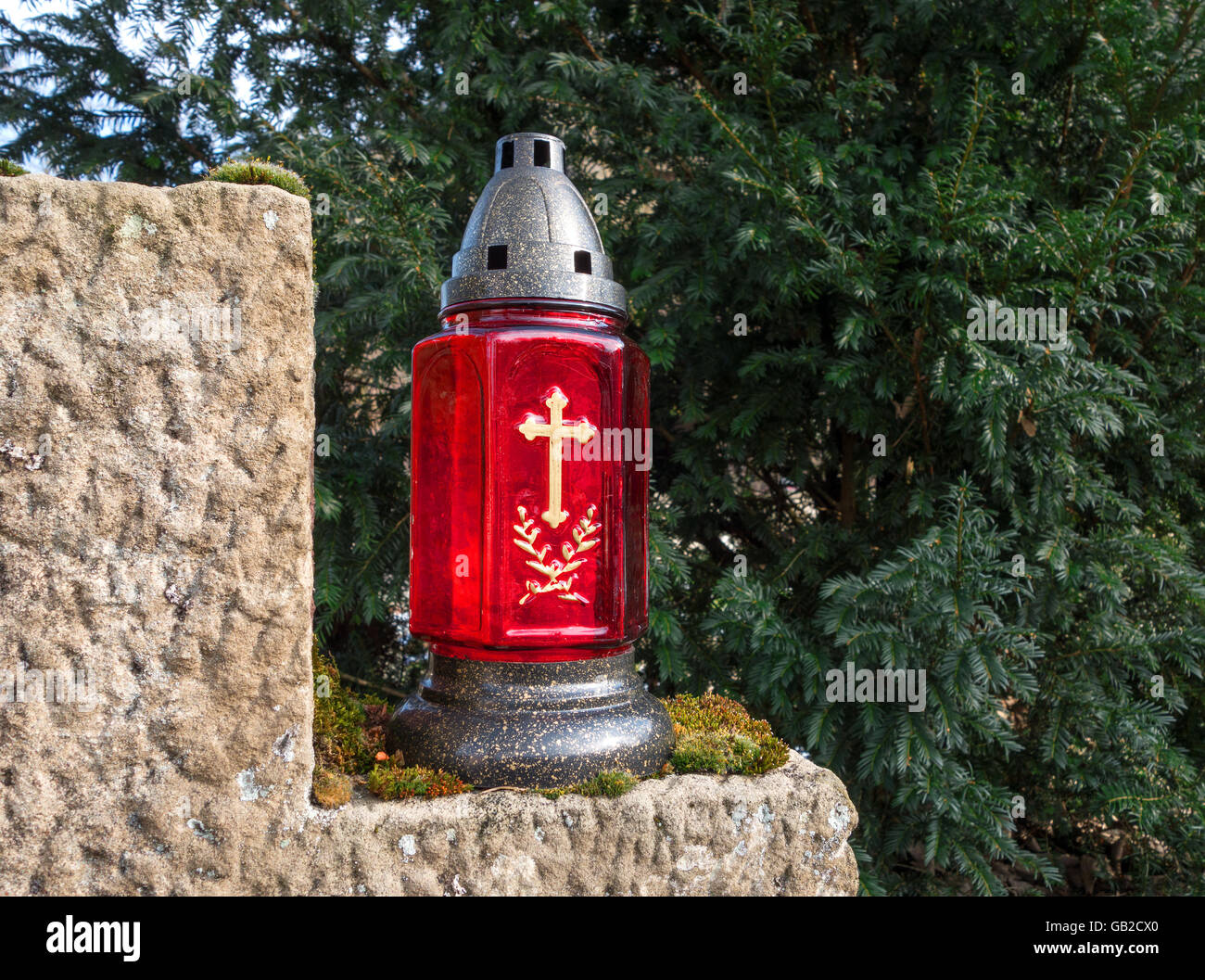 Graves Rouge lanterne avec croix d'or Banque D'Images