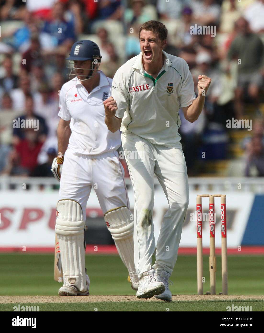 Le batteur d'Angleterre Andrew Strauss en 25, montre sa déjection alors que le lanceur d'Afrique du Sud Morne Morkel célèbre lors du troisième match de Test à Edgbaston, Birmingham. Banque D'Images