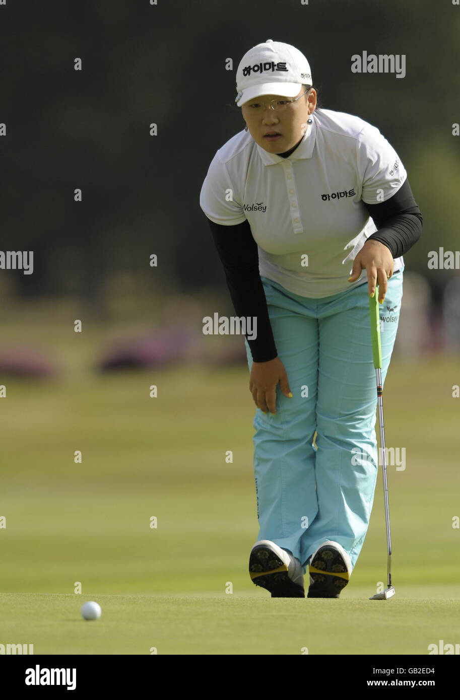 Ji-Yai Shin, codirigeant sud-coréen, a fait la queue sur le 18e green lors de la deuxième manche de l'Open britannique des femmes Ricoh au Sunningdale Golf Club, Berkshire. Banque D'Images