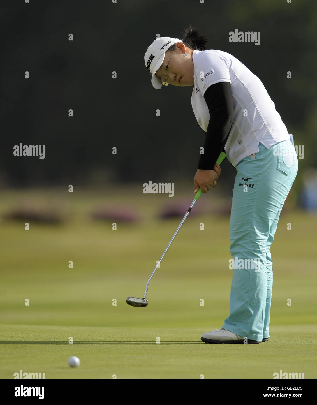 Ji-Yai Shin, de Corée du Sud, observe son putt birdie sur le 18e glissement lors de la deuxième ronde de l'Open britannique des femmes Ricoh au Sunningdale Golf Club, Berkshire. Banque D'Images