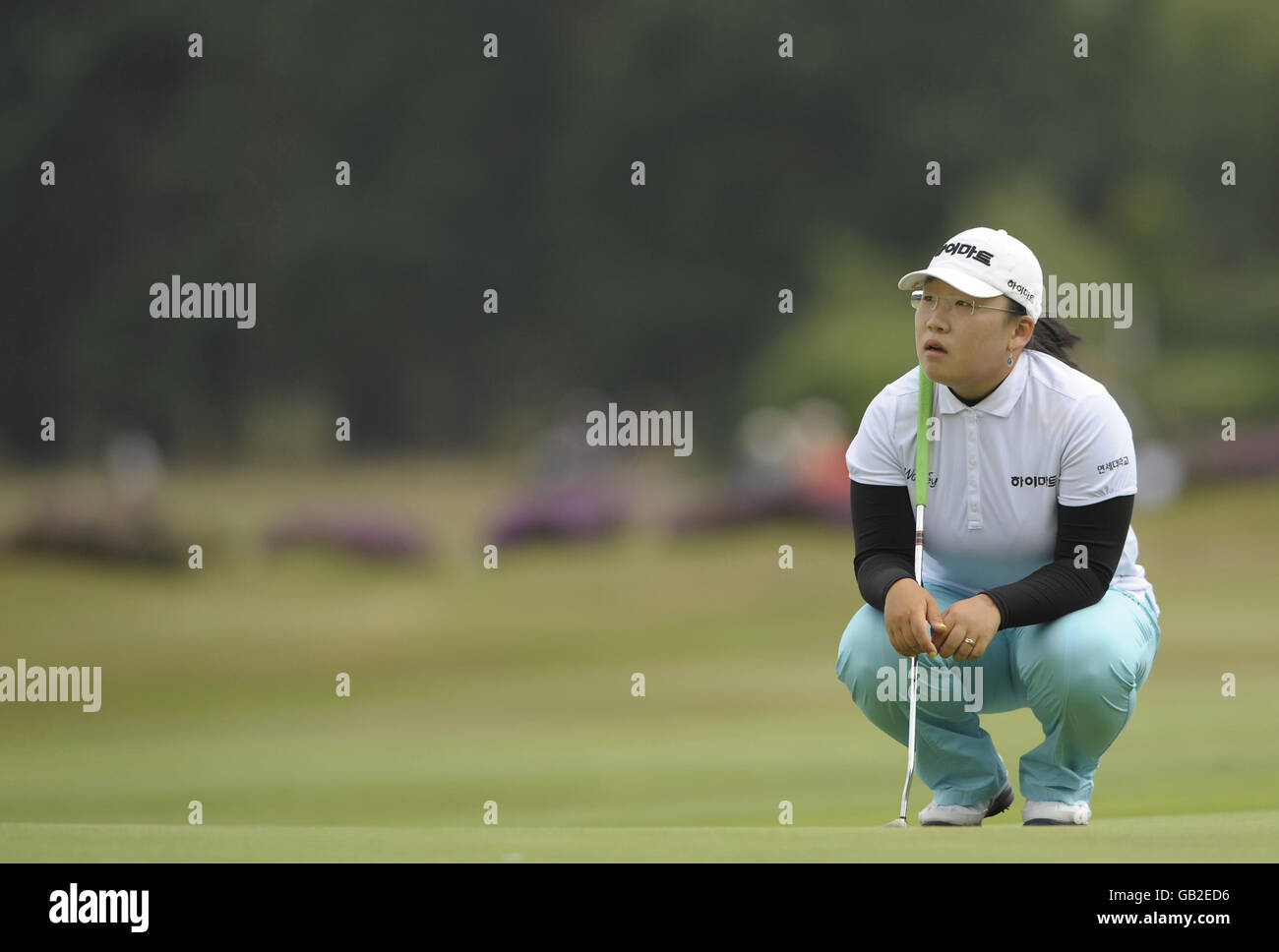 Ji-Yai Shin, coleader sud-coréen, regarde ses partenaires jouer le bunker tiré pendant qu'elle attend de putt pour birdie le 18 lors de la deuxième partie de l'Open britannique des femmes Ricoh au Sunningdale Golf Club, Berkshire. Banque D'Images