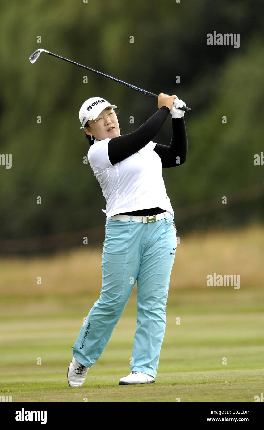 Le Ji-Yai Shin de Corée du Sud joue son approche du 18e vert lors de la deuxième ronde de l'Open britannique féminin Ricoh au Sunningdale Golf Club, Berkshire. Banque D'Images