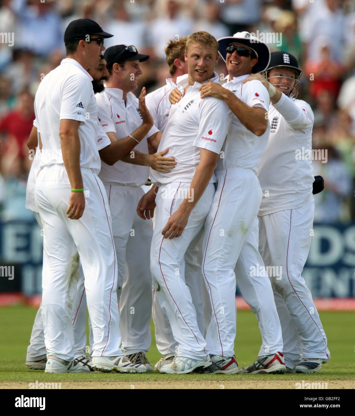 Andrew Flintoff, le batteur d'Angleterre, célèbre avec Micheal Vaughan après avoir piégé le batteur d'Afrique du Sud Jacques Kallis LBW lors du troisième match de test à Edgbaston, Birmingham. Banque D'Images