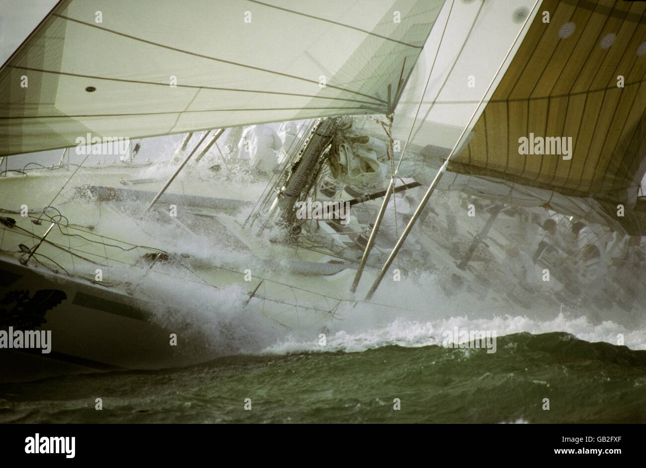Nouvelles photos d'AJAX. 1985. SOLENT, en Angleterre. - FASTNET RACE START - SIMON LE BON TAMBOUR DE LA PLANTE À TRAVERS UNE MER LOURDE AU DÉBUT DE LA COURSE DE 605 MILLES. Quelques heures plus tard, LE YACHT A PERDU SA quille et a chaviré au large de la côte du Devon. Tous à bord ont été sauvés. PHOTO:JONATHAN EASTLAND/AJAX. REF:853649/TAMBOUR/FASTNET. Banque D'Images
