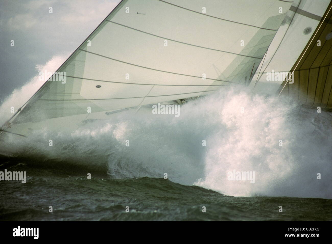 Nouvelles photos d'AJAX. 1985. SOLENT, en Angleterre. - FASTNET RACE - SIMON LE BON'S OCEAN RACER DRUM PLONGE DANS UNE MER FORTE AU DÉBUT DE LA COURSE DE 605 MILLES. Quelques heures plus tard, LE YACHT A PERDU SA Quille et chavire. Tous à bord ont été sauvés. PHOTO:JONATHAN EASTLAND/AJAX. REF : 853652/TAMBOUR/FASTNET Banque D'Images