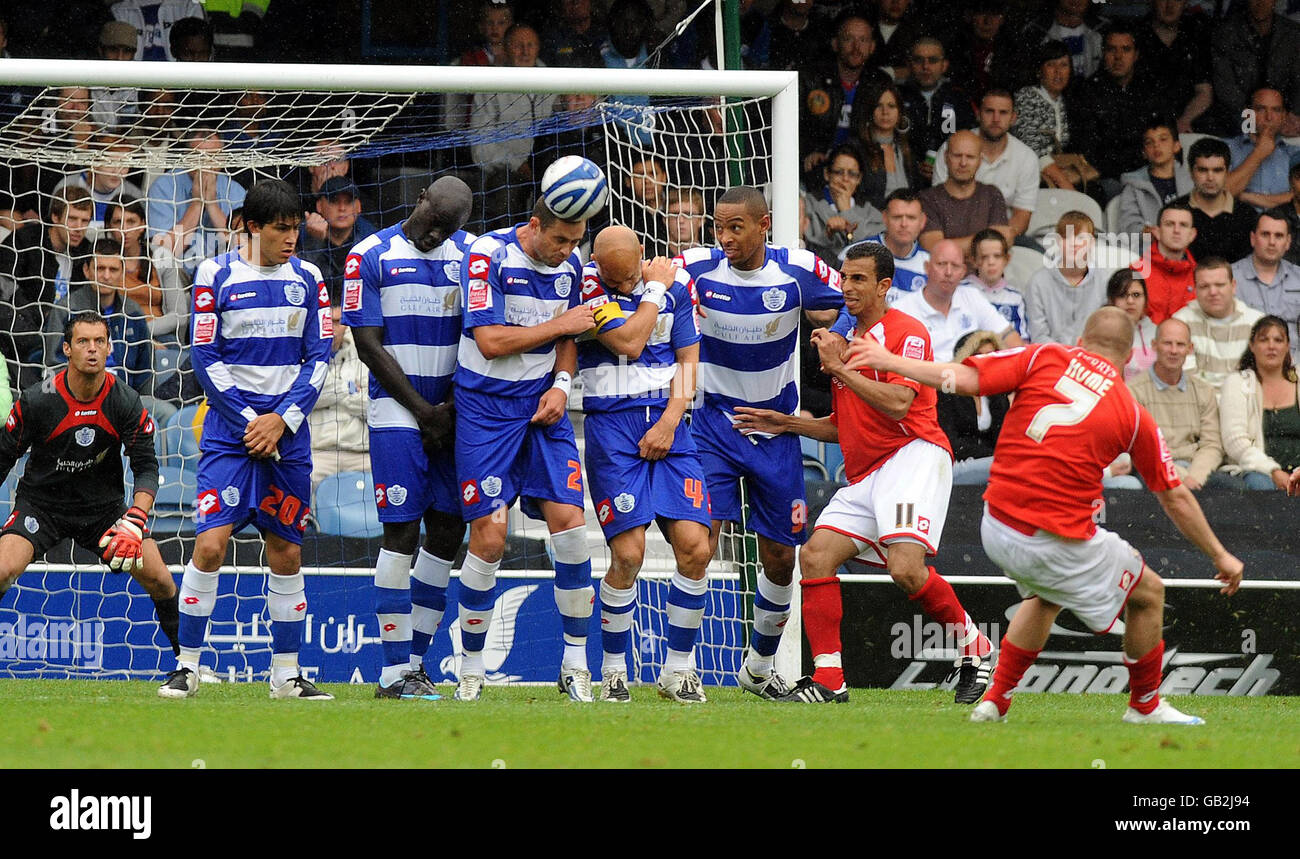 Iain Hume (numéro 7) de Barnsley tente de courber un coup de pied libre sur le mur des Queens Park Rangers lors du match de championnat de football Coca-Cola à Loftus Road, Londres. Banque D'Images