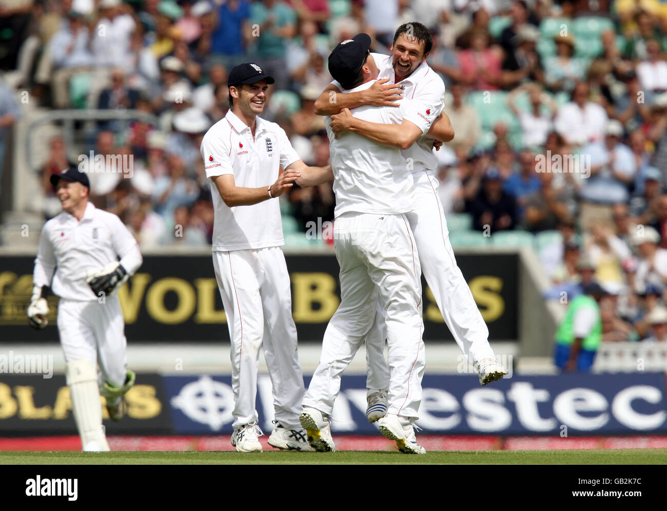 Steve Harmison, de l'Angleterre, célèbre la prise de la porte de Jacques Kallis, d'Afrique du Sud, avec Kevin Pietersen, lors du quatrième test au Brit Oval, à Londres. Banque D'Images