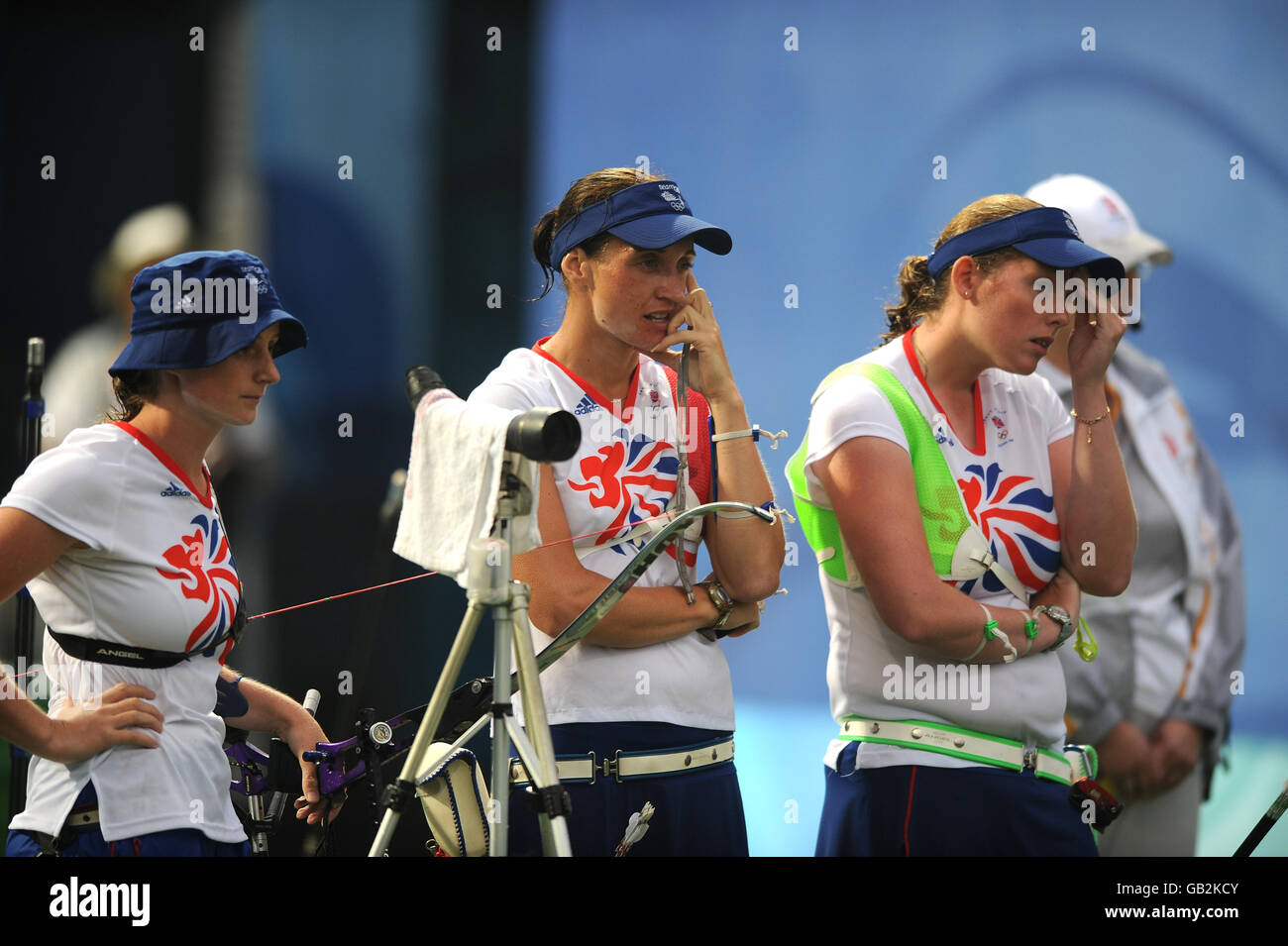 Naomi Folkard (à gauche) Alison Williamson (au centre) et Charlotte Burgess (à droite) look on deplainted alors que la France gagne le Bronze Médaille au terrain de tir à l'arc vert olympique de Beijing Banque D'Images