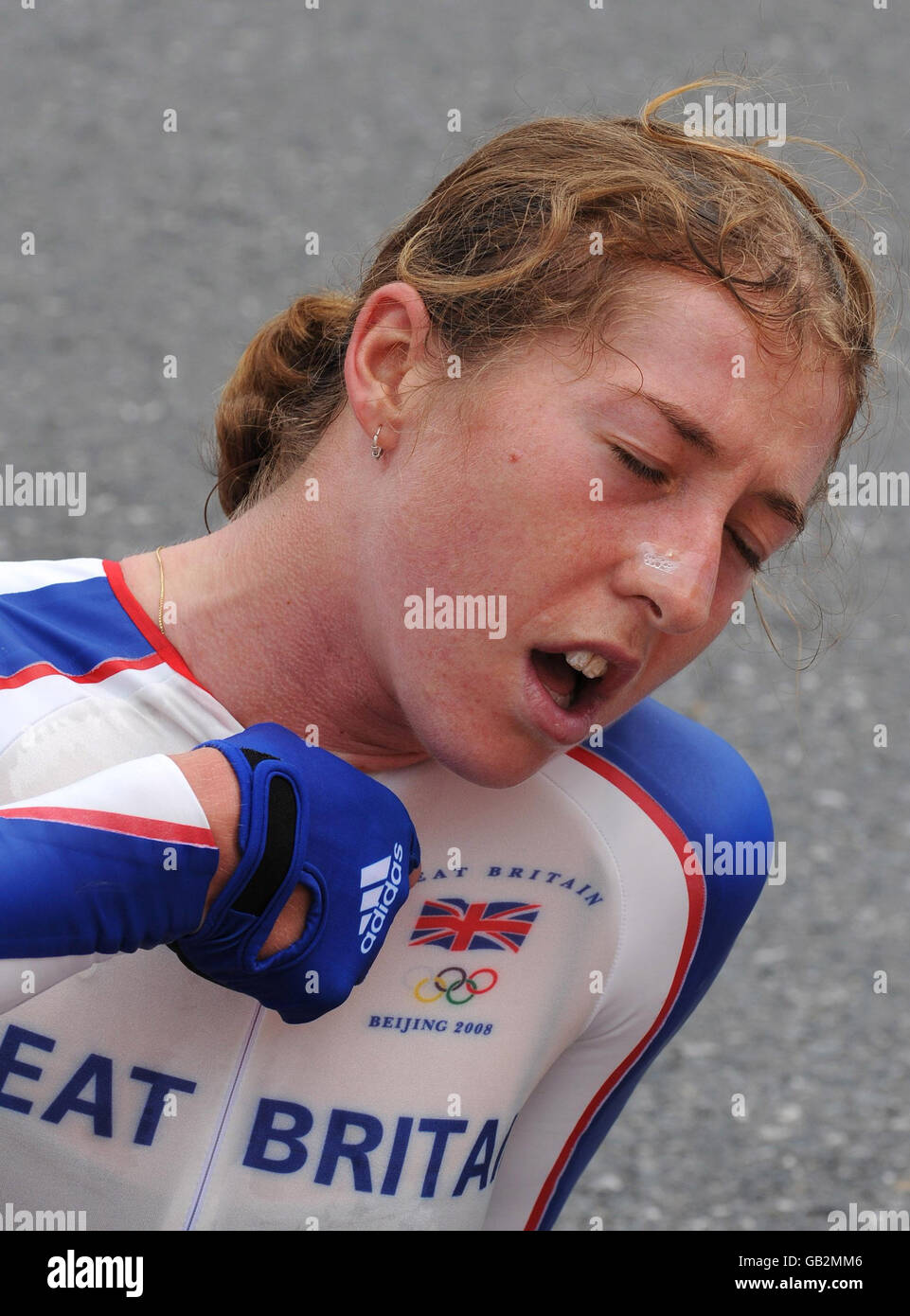 Nicole Cooke, en Grande-Bretagne, s'effondre à la suite du procès individuel des femmes au cours de cyclisme sur route des Jeux Olympiques de Beijing en 2008 à Beijing, en Chine. Banque D'Images