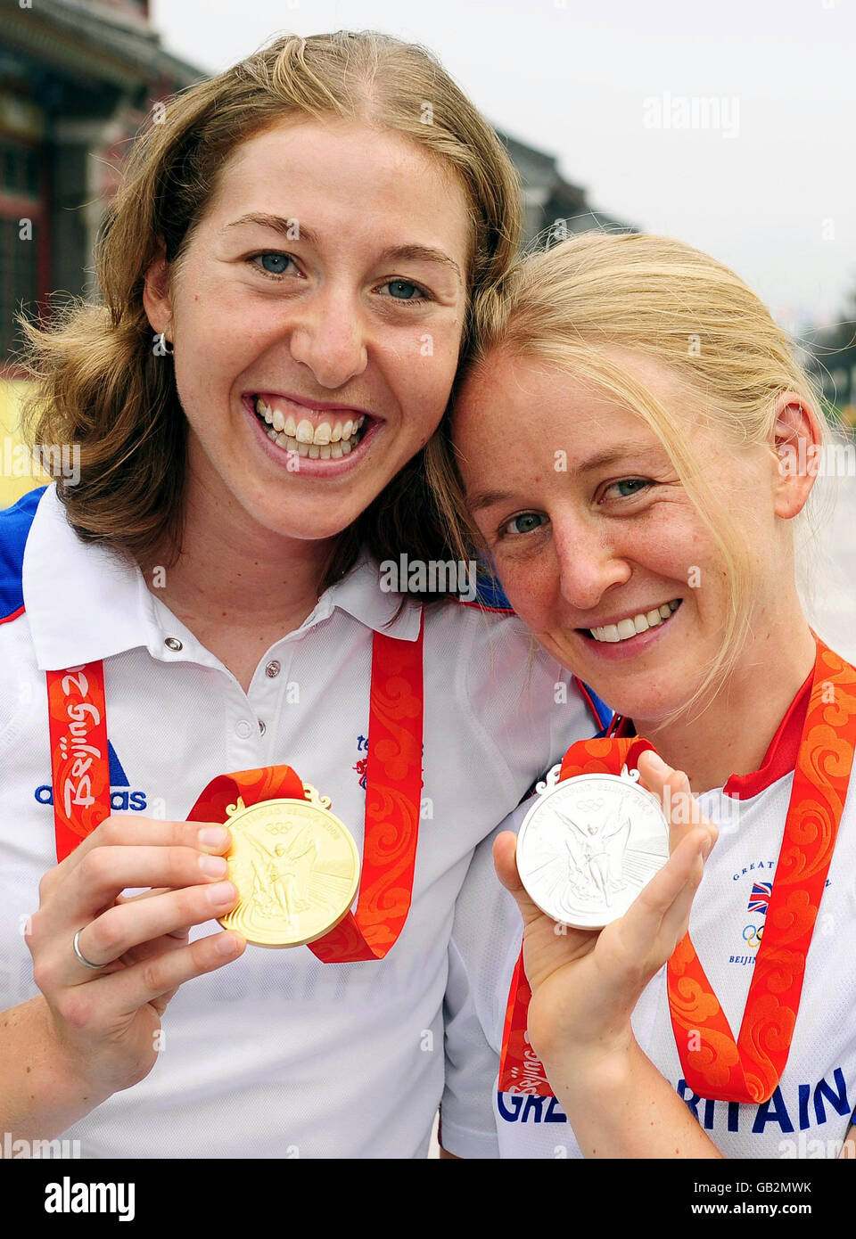 Nicole Cooke (à gauche), lauréate de la médaille de l'équipe cycliste de Grande-Bretagne, qui a gagné l'or lors de la course sur route olympique, et Emma Pooley, qui a remporté la médaille d'argent lors du procès individuel des femmes lors de la course cycliste de route aux Jeux Olympiques de Beijing en 2008 à Beijing, en Chine. Banque D'Images