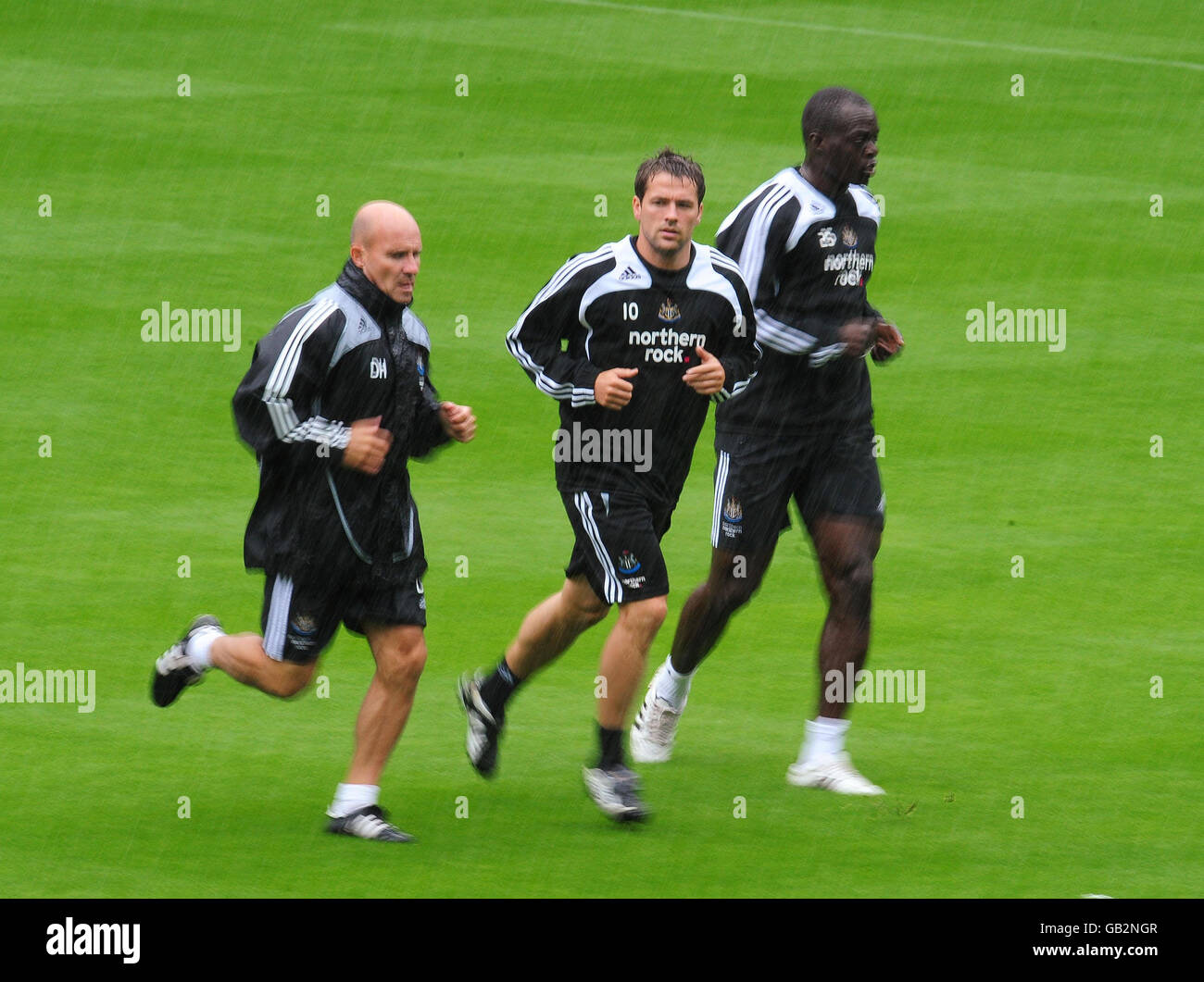 Football - Newcastle United Open Day - St James' Park.Michael Owen de Newcastle est de retour en formation avec Abdoulaye Faye (à droite) lors d'une journée portes ouvertes au parc St James' Park, Newcastle. Banque D'Images
