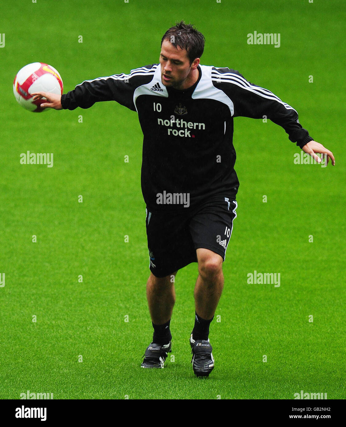 Football - Newcastle United Open Day - St James' Park.Michael Owen, de  Newcastle, s'entraîne pendant une journée portes ouvertes au parc St James'  Park, à Newcastle Photo Stock - Alamy