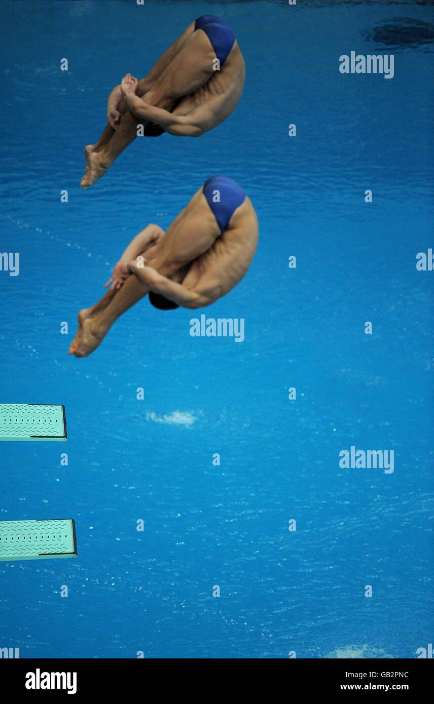 Illya Kvasha et Oleksiy Prygorov, de l'Ukraine, participent à la finale de plongée en tremplin synchronisée de 3 m au Centre aquatique national lors des Jeux Olympiques de Beijing en 2008 à Beijing, en Chine Banque D'Images