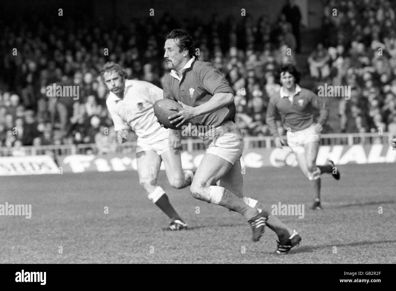 Rugby Union - Championnat des cinq nations - pays de Galles / Angleterre - Cardiff Arms Park.Gerald Davies porte le ballon pour le pays de Galles sous la surveillance de Tony Neary (l), un britannique Banque D'Images