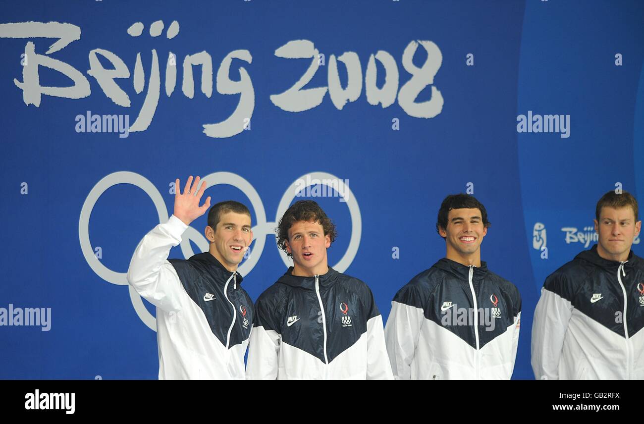 Michael Phelps, Ryan Lochte, Ricky Berens et Peter Vanderkaay des États-Unis (l-r) attendent de recevoir leurs médailles d'or pour la finale du relais freestyle 4x200m des hommes au National Aquatics Center le 5 e jour des Jeux Olympiques de 2008 à Beijing. Banque D'Images