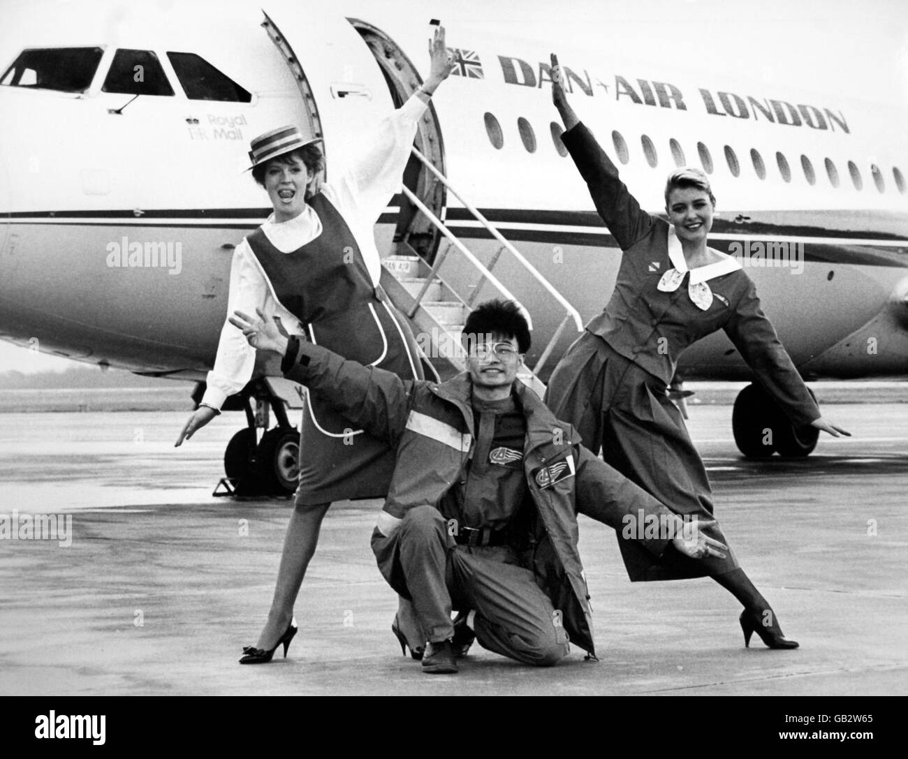 Les modèles Janet Walsh « serveuse » (à gauche), Wai Ho « porte-bagages » et Debbie Dunn « Duty Free » aident les trois premières conceptions gagnantes pour les uniformes d'aéroport du futur à un départ en avion à l'aéroport de Manchester aujourd'hui. Banque D'Images