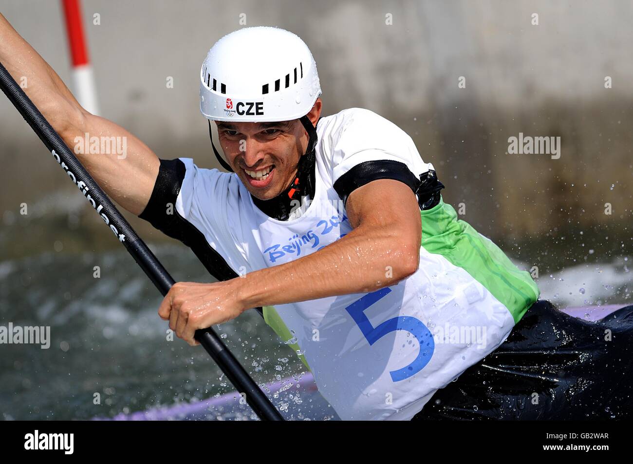 Stanislav Jezek, de la République tchèque, est en compétition dans le Canoe Single (C1) pour hommes au parc d'aviron-canoë de Shunyi, à Beijing, en Chine, lors des Jeux Olympiques de Beijing en 2008 . Banque D'Images