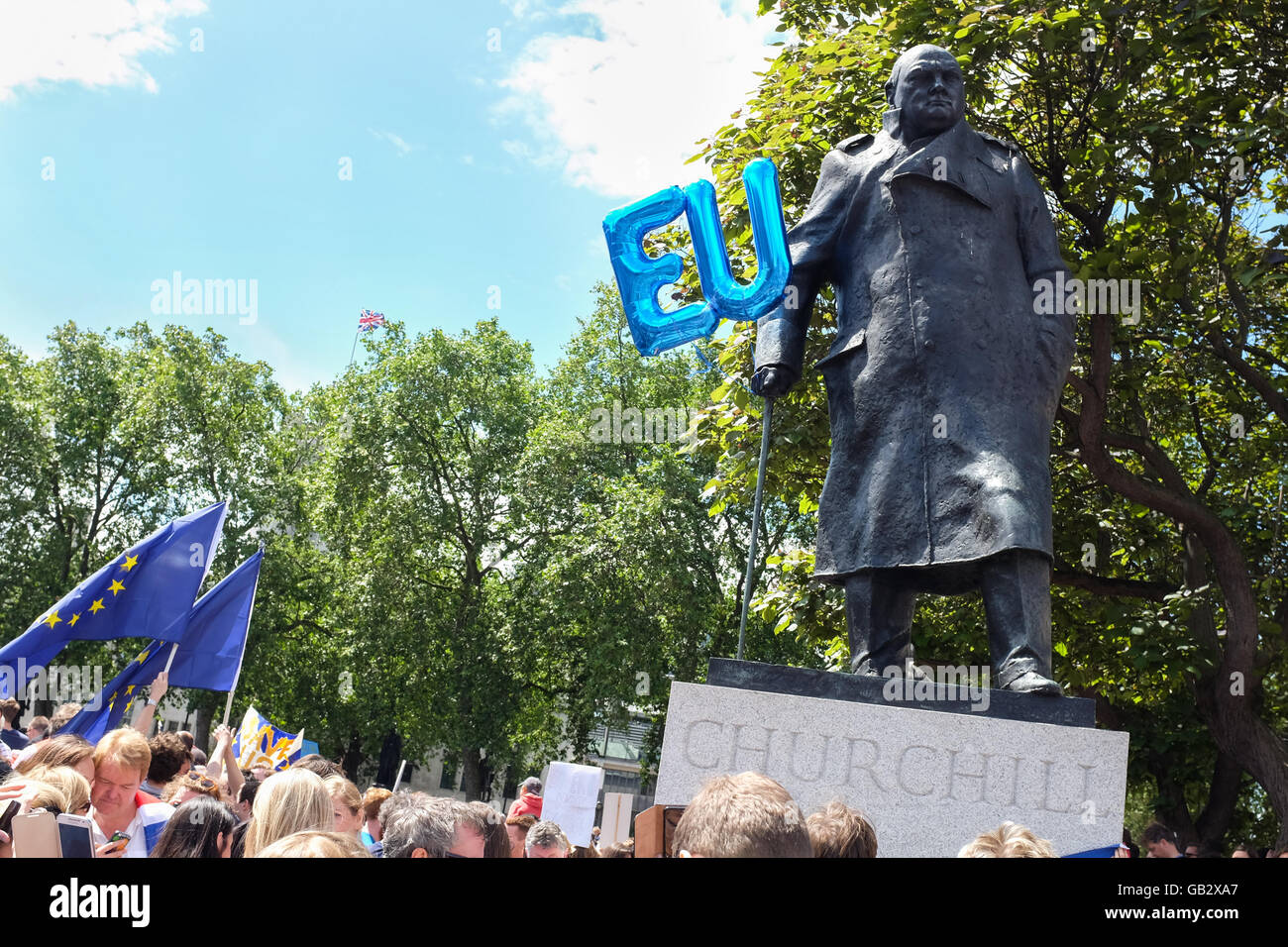 La statue de Winston Churchill à Londres le Parlement du carré au cours d'un rassemblement anti-Brexit le 2 juillet 2016. Banque D'Images
