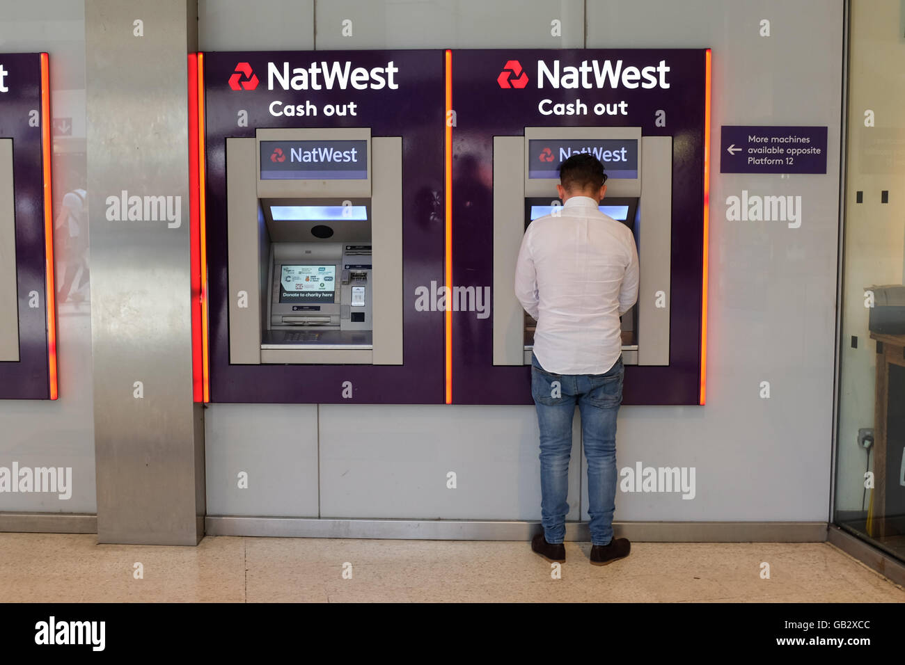Des distributeurs automatiques de NatWest à Londres, en Angleterre. Banque D'Images