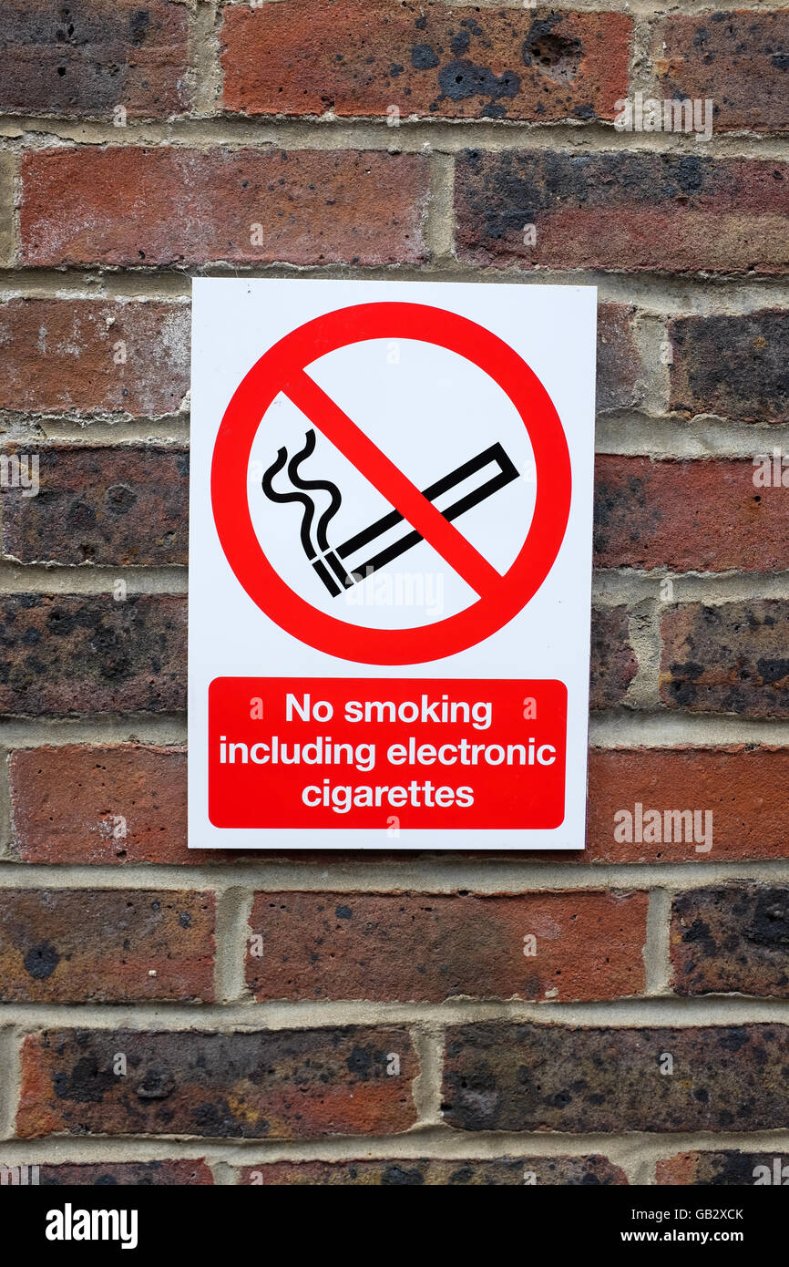 Un "no smoking sign' pour les cigarettes électroniques ainsi que les cigarettes ordinaires. Banque D'Images