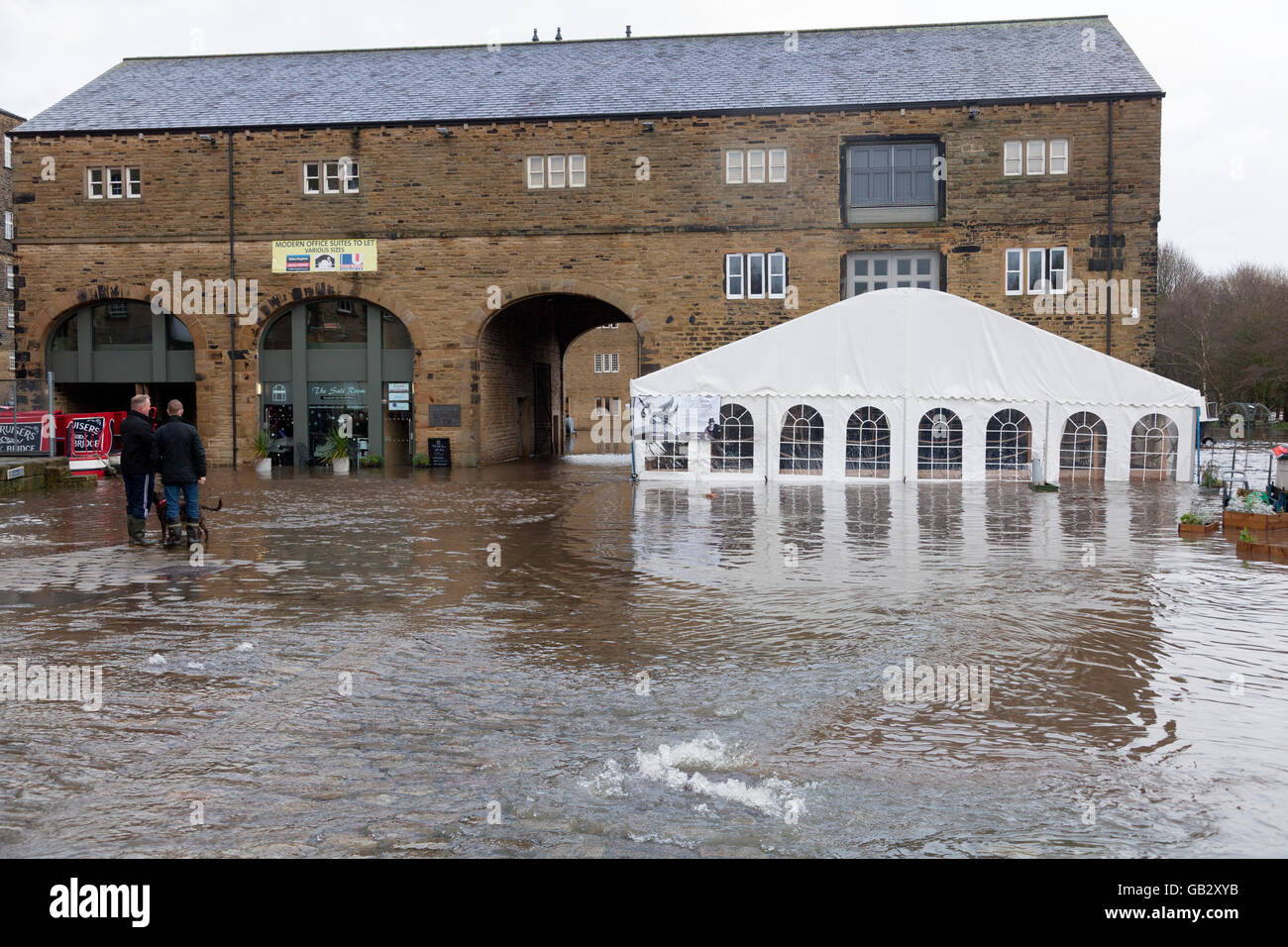 Décembre 2015 les inondations au quai, Sowerby Bridge, West Yorkshire Banque D'Images