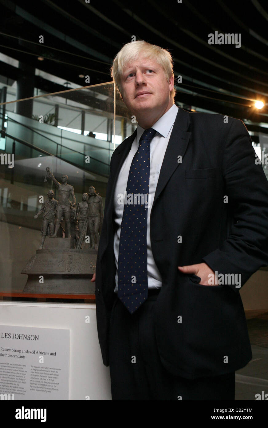 Le maire de Londres Boris Johnson dévoile une maquette d'une statue ...