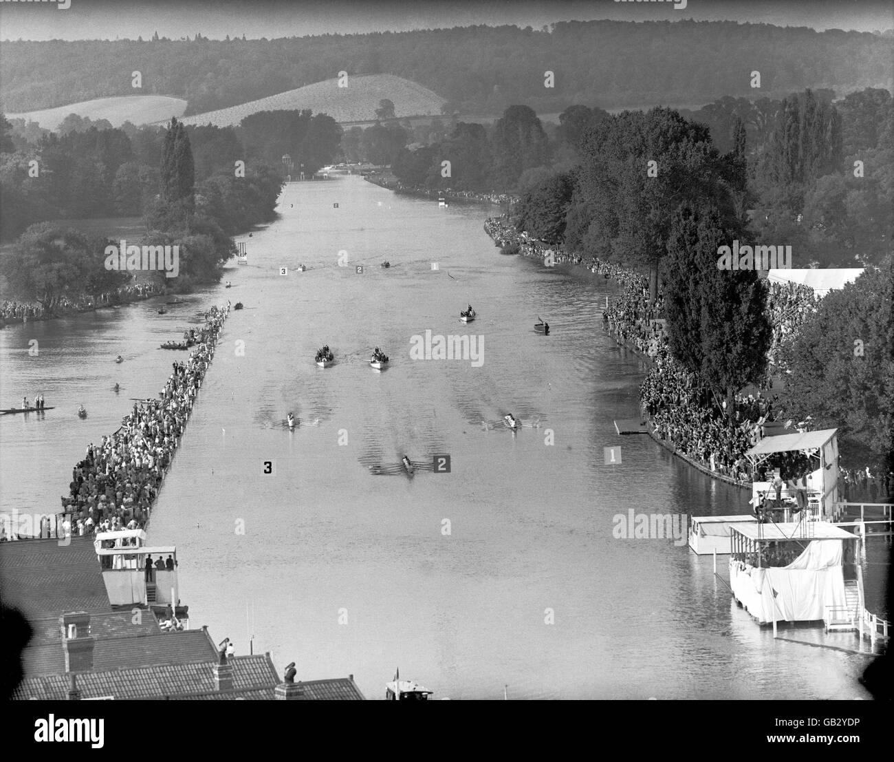 Vue générale de la Tamise à Henley alors que l'équipe des États-Unis se place à la victoire dans les huit à huit, devant la Grande-Bretagne et la Norvège Banque D'Images