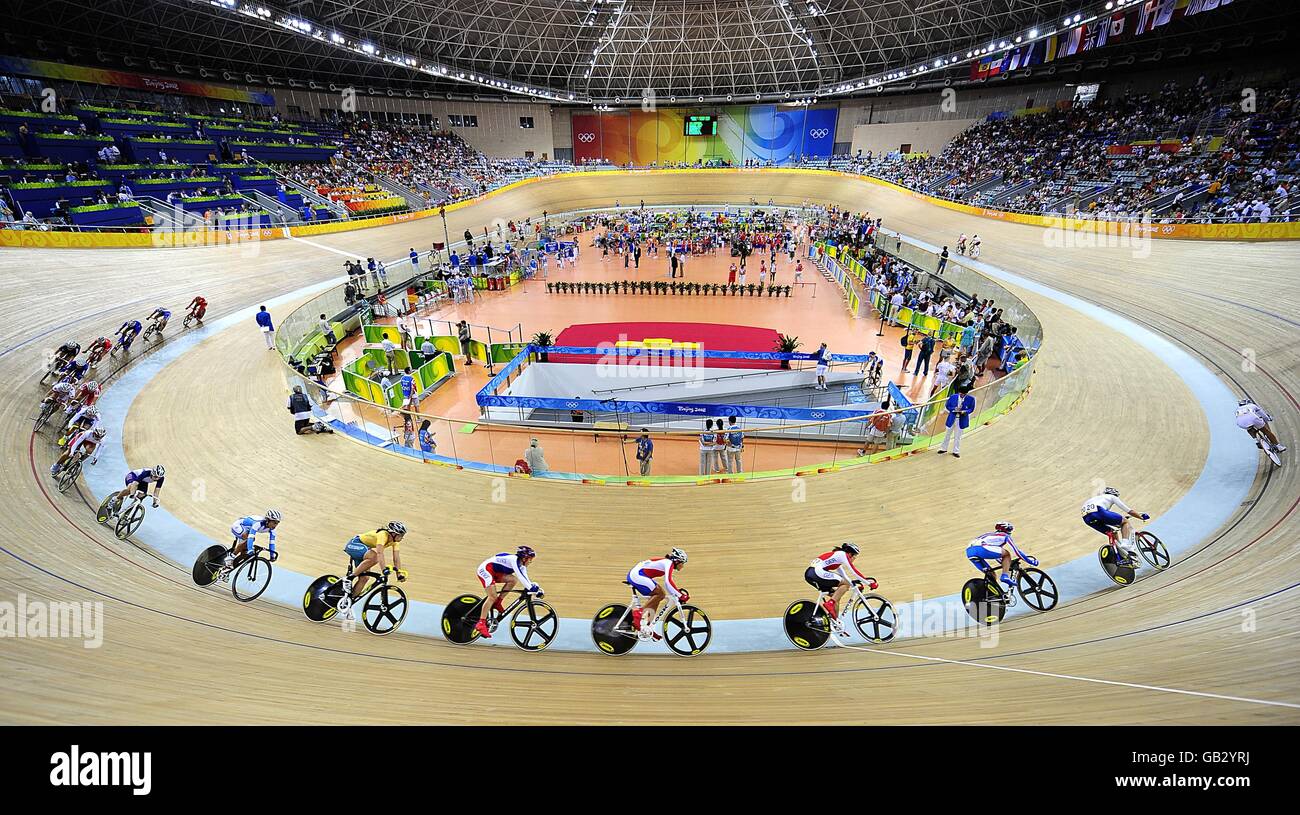 Action de la course de points féminins au Vélodrome de Laoshan pendant les Jeux Olympiques de Beijing en Chine en 2008. Banque D'Images