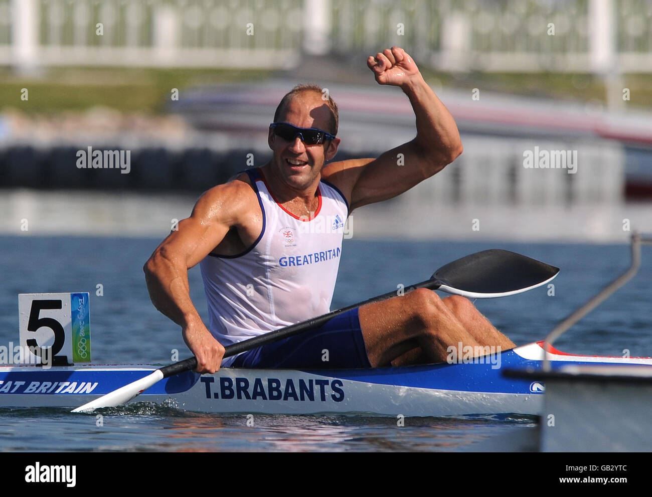 Tim Brabant, en Grande-Bretagne, célèbre son succès en médaille d'or lorsqu'il franchit la finale de 1 000 m de la coupe individuelle masculine de kayak (K1) lors de l'épreuve Flatwater au parc olympique d'aviron-canoë de Shunyi, à Pékin, lors des Jeux Olympiques de Beijing en 2008. Banque D'Images