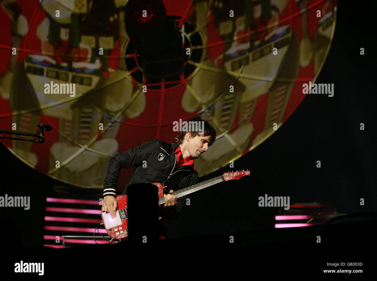 Matthew Bellamy, de Muse, se présentant le deuxième jour du V Festival à Hylands Park, Chelmsford. Banque D'Images