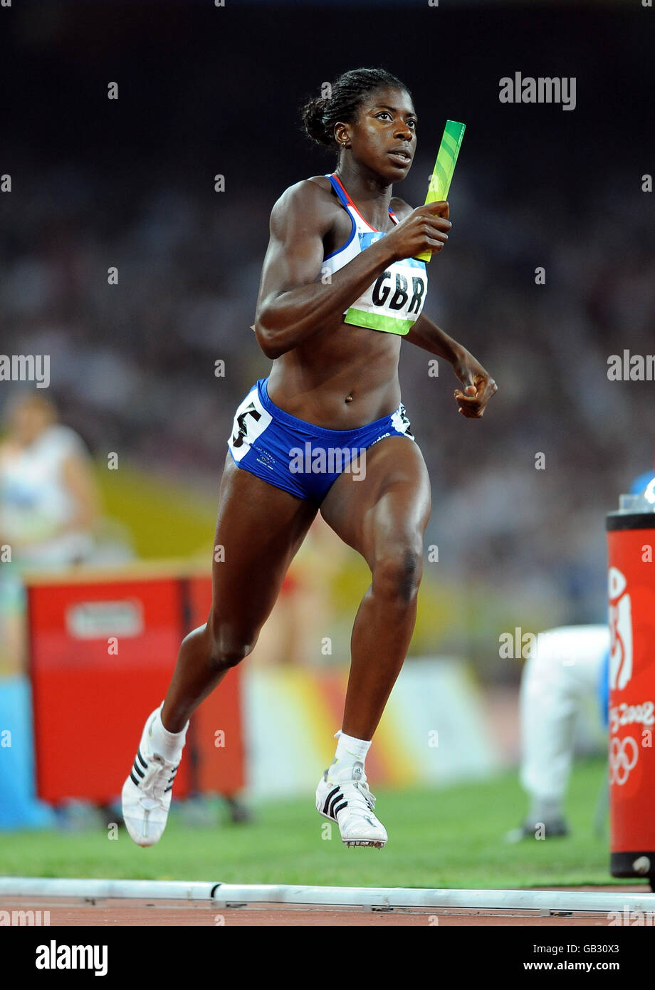 Christine Ohuruogu, en Grande-Bretagne, en action dans le 4x400m féminin, chauffe au stade national de Pékin lors des Jeux Olympiques de Beijing en Chine en 2008. Banque D'Images Christine Ohuruogu, en Grande-Bretagne, en action dans le 4x400m féminin, chauffe au stade national de Pékin lors des Jeux Olympiques de Beijing en Chine en 2008. Banque D'Images